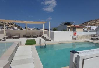 Antonios 1 has Balcony rooms