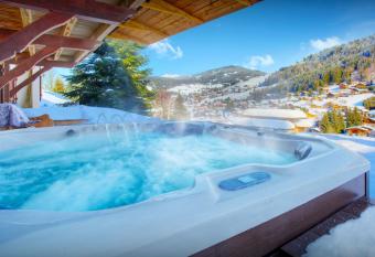 Chalet Batieu - OVO Network has rooms with a private hot tub