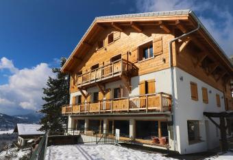 La Terrasse de Verchaix - Chambre d hotes et gite has rooms with a private hot tub