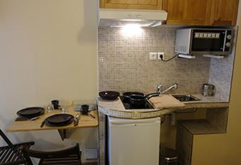 R  sidence Moli  re H  tel Paris Montrouge allows 18 year olds to book a room