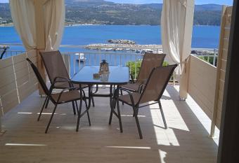 To limanaki has Balcony rooms