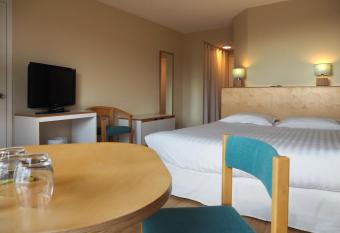 Logis H  tel du Belv  d  re allows 18 year olds to book a room