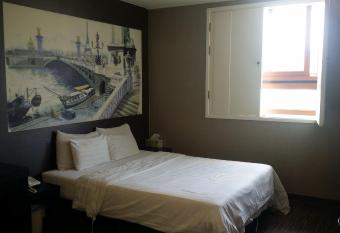 Rampart Hotel has Smoking rooms