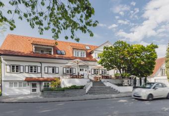 Hotel Caraleon allows 18 year olds to book a room