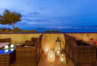 Hotel Abatis has Balcony rooms