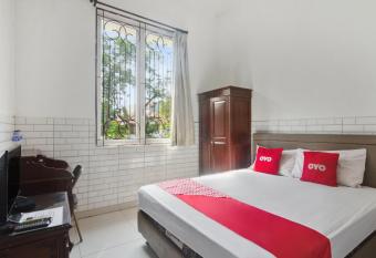 OYO 93499 Pondok Sentosa Near UPH allows 18 year olds to book a room