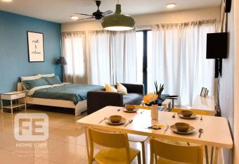 Netflix WiFi Cozy Homestay Trefoil Setia Alam Shah Alam                                   has Balcony rooms