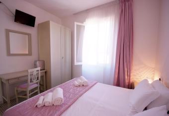 Albergo Dei 10 Colori allows 18 year olds to book a room