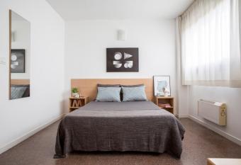 Residencia Universitaria Colegio de Cuenca allows 18 year olds to book a room