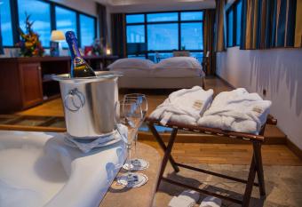 Hotel Bellavista Club-Caroli Hotels has rooms with a private hot tub