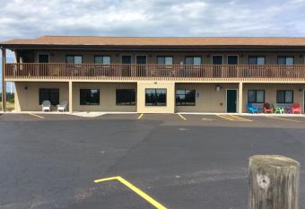 Scenic Shore Inn has Balcony rooms