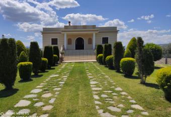 Luxury Villa Thea allows 18 year olds to book a room