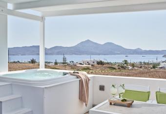 Glarakia Studios has rooms with a private hot tub