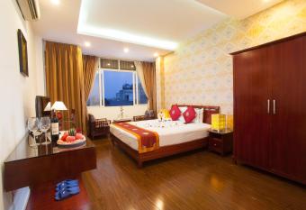 Hanoi Luxury Hotel has rooms with a private hot tub