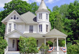 Shadowcrest has Balcony rooms