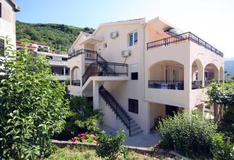 Apartments Rai  evi   has Balcony rooms