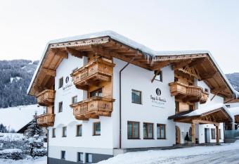 Sepp & Hannis Suiten im Dorf has Balcony rooms