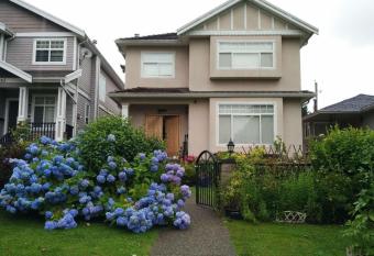 Helen's House / Close to Skytrain and Airport has Balcony rooms