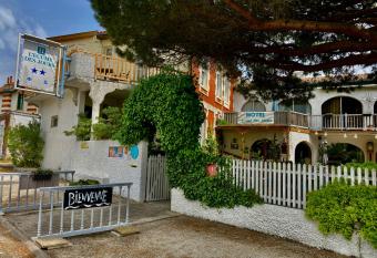 L Ecume des Jours allows 18 year olds to book a room