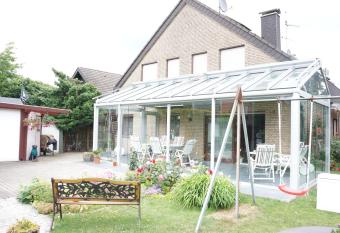 Apartmentvermietung Meerbusch allows 18 year olds to book a room