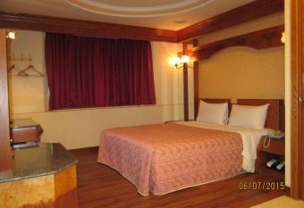 Huangjia Motel has rooms with a private hot tub