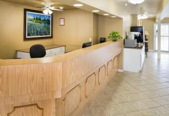 Belle Aire Motel has rooms with a private hot tub