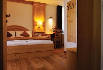 Garni Le Maddalene has Balcony rooms