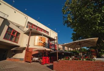 Hotel Marinara allows 18 year olds to book a room