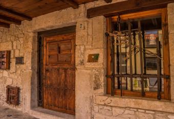 El Soportal de Uceda has rooms with a private hot tub