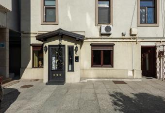 Le Park has rooms with a private hot tub