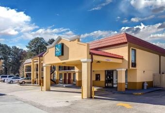 Quality Inn has Smoking rooms