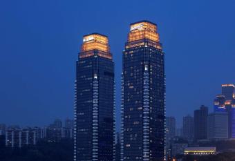 Radisson Blu Plaza Chongqing has rooms with a private hot tub