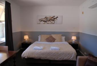 Calder Motel has Balcony rooms