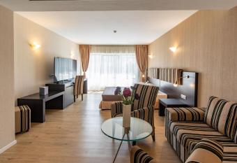 Hotel Parliament has rooms with a private hot tub