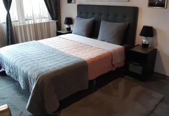 Room De Lux SPA  allows 18 year olds to book a room