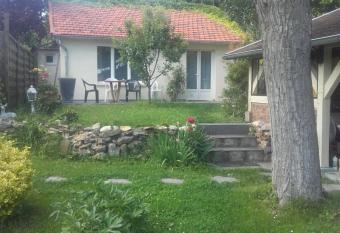 Maison proche de Paris 15 minutes has Balcony rooms