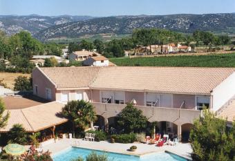 Hostellerie Saint Beno  t allows 18 year olds to book a room