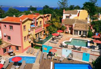 Villas D. Dinis - Charming Residence (adults only) allows 18 year olds to book a room