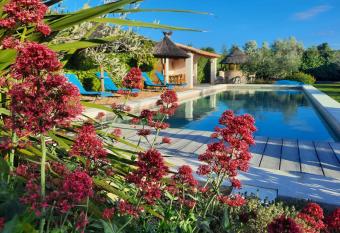 LE MAZET DES CHUTES allows 18 year olds to book a room