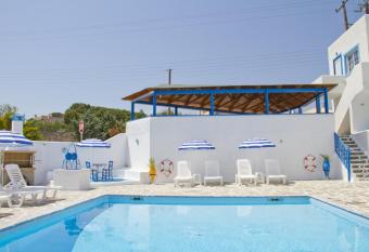 Blue Dolphin Studios and Apartment has Balcony rooms