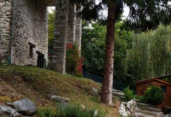 villa pura vida allows 18 year olds to book a room