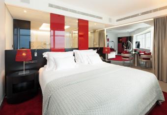 MYRIAD by SANA Hotels has rooms with a private hot tub