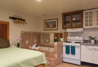 Casa Del Sol has rooms with a private hot tub