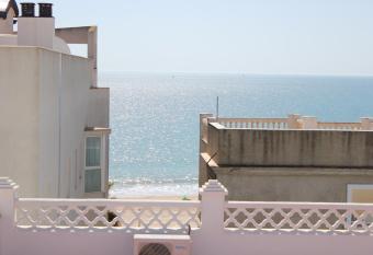 APARTAMENTO PUERTA AL MAR allows 18 year olds to book a room