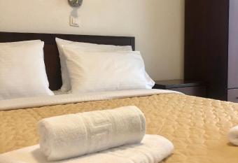 Melis Studios has rooms with a private hot tub