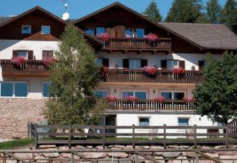 Reiterhof Edelweiss allows 18 year olds to book a room