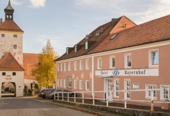 Hotel Bayernhof has rooms with a private hot tub