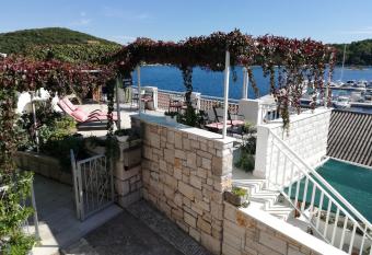 Shell Bay Apartments has Balcony rooms