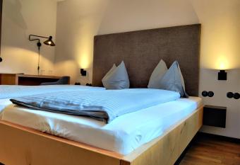 Bruderherz allows 18 year olds to book a room