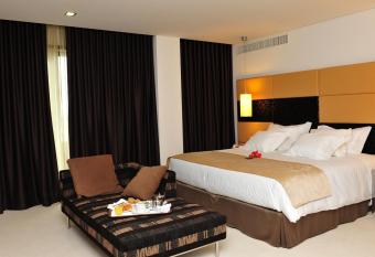 Axis Porto Business & Spa Hotel has rooms with a private hot tub